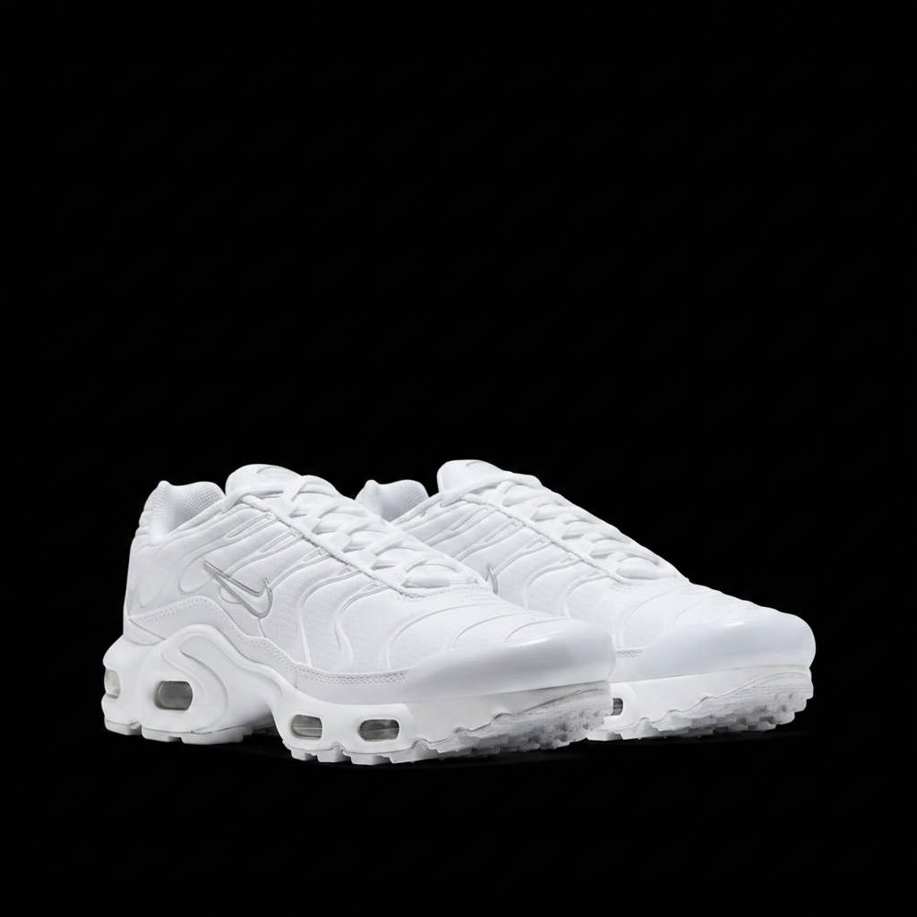 Nike Air Max Plus (Tn) in white. Designer Estate