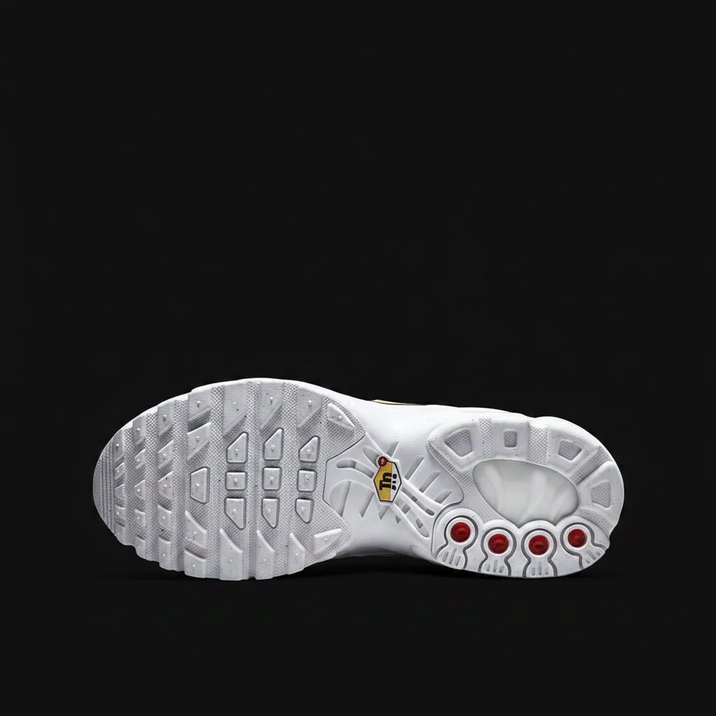 Nike Air Max Plus (Tn) in white. Designer Estate